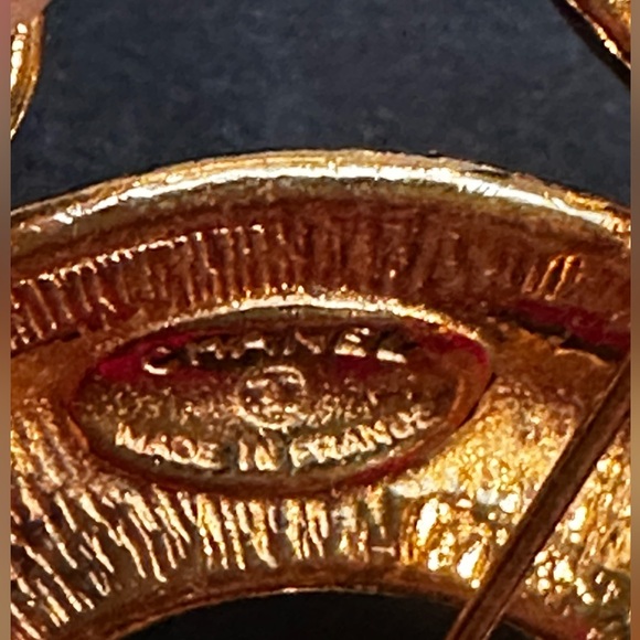 CHANEL Vintage Gold-Tone CC Matelesse Logo Brooch. Authentic, pre-loved. - Picture 6 of 11